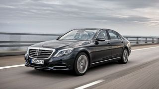 Nach vier Jahre bekam die S-Klasse ein Facelift mit neuen Motoren und zahlreichen Assistenzsystemen – ein weiterer Schritt in Richtung automatisiertes Fahren. (Daimler)