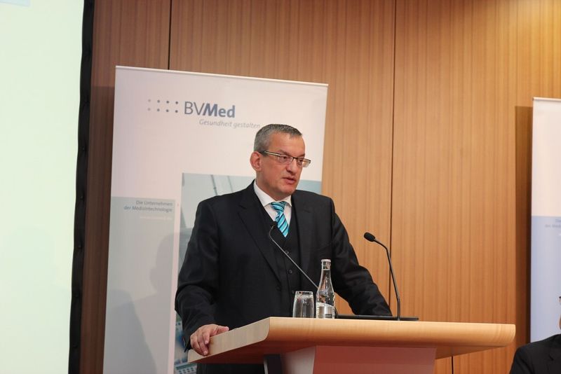 „Die Rahmenbedingungen für die Medizinprodukte-Unternehmen haben sich in Europa und speziell in Deutschland in der letzten Zeit zunehmen verschlechtert“, sagt Dr. Meinrad Lugan, Vorstandsvorsitzender des Bundesverbands Medizintechnologie. (Bild: Schäfer)