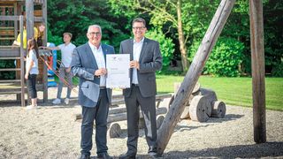 Die Munk Group wurde jetzt ausgezeichnet, weil sie zu den familienfreundlichsten Unternehmen zählt. Von links: Ferdinand Munk, Inhaber sowie Geschäftsführer, und Alexander Werdich, Geschäftsführer, mit dem Zertifikat „Beruf und Familie“.  (Bild: Munk Group)