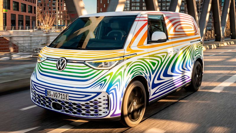 Noch ist der VW Buzz nur getarnt unterwegs. (Volkswagen)