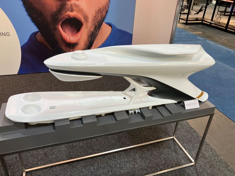 Die Designexperten von FIT haben für das E-Auto LQ von Toyota eine elegante und gleichzeitig leichte Form der Mittelkonsole entwickelt. Sie ist aus Kunststoff im 3D-Druck hergestellt. (Bild: VCG/Juliana Pfeiffer)