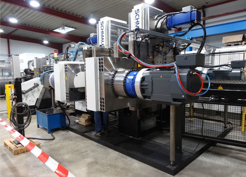 Die 300-t-Doppelstauchpresse der Schmale-Anlage markiert für das Unternehmen einen neuen Spitzenbereich. (Bild: Schmale Maschinenbau)