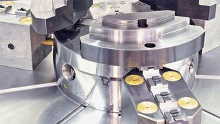 Das Schunk-Handspannfutter Rota-S flex wiegt bis zu 60 % weniger als konventionelle Drehfutter und deckt einen besonders großen Spannbereich ab. (Schunk)