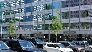 Das repräsentative Autohaus ist im ehemaligen Horten-Bürogebäude untergebracht. (Foto: Mauritz)