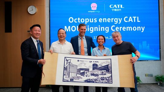 Steht traditionell am Ende der Unterzeichnung eines Joint-Venture-Vertrags: das Gruppenbild aus Vertretern von Catl und Octopus Energy.(Bild:  Catl)