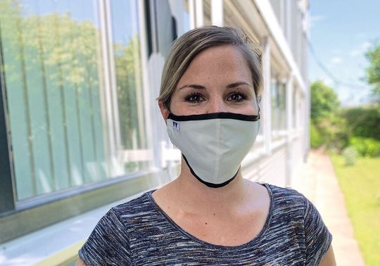 Mit dem Sono-Finishing-Verfahren antimikrobiell und antiviral ausgerüstete Textilen kommen bereits für Mund-Nasen-Masken zum Einsatz. Mit dem Sono-Finishing-Verfahren antimikrobiell und antiviral ausgerüstete Textilen kommen bereits für Mund-Nasen-Masken zum Einsatz.
