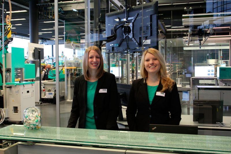 Offensichtlich haben auch die Arburg-Mitarbeiter Spaß an der Präsentation geballter Spritzgieß- und Kunststoffverarbeitungs-Neuheiten. (Königsreuther)