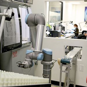 In Laboren sind kollaborierende Leichtbauroboter kein seltener Anblick mehr.