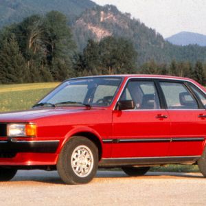 Im April 1978 löst die Fünfzylinder-Vergaser-Version mit 85 kW (115 PS) den Zweiliter-Vierzylinder-Basismotor des Audi 100 (C2) ab. Das neue 1,9-Liter-Aggregat fördert die maximale Leistung bei 5.400 Umdrehungen zutage und stemmt 154 Newtonmeter Drehmoment bei 3.700 Touren auf die Kurbelwelle. Der Motor kommt im Audi 100 5 (C2), im Audi 80 CD (B2), im Audi Coupé GT 5S (B2) sowie im Audi 100 (C3) zum Einsatz.(Bild:  AUDI AG)