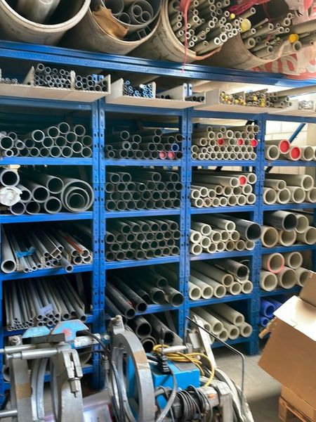 Das ist ein Beispiel dafür, was man sich im Rahmen dieser Auktion unter der Kategorie „Regalinhalt“ vorzustellen hat. Es gibt übrigens mehr davon, einfach mal reinschauen. (Bild: Surplex)