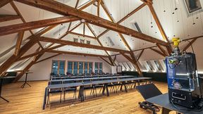 Der großzügige Seminarraum des Allgeirhof Training Center verbindet moderne Ausstattung mit einer Umgebung, die Wissenstransfer und Austausch fördert. (Bild: Vega)