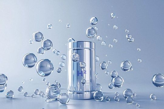 Wasserstoff ist ein Schlüssel für die Energiewende. Vor allem, wenn er aus grünen Stromquellen stammt. Damit die Ausbeute noch höher wird, hat Evonik die Duraion-Membran aus Kunststoff entwickelt, die jetzt in größerem Maßstab hergestellt wird.(Bild:  Green World)