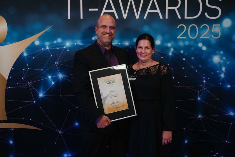 Marek und Sabine Birkenhauer bringen ihrem Arbeitgeber FAST LTA den Gold-Award in der Kategorie „Archivierung“ (Storage-Insider) mit. (Bild: Manuel Emme Fotografie)
