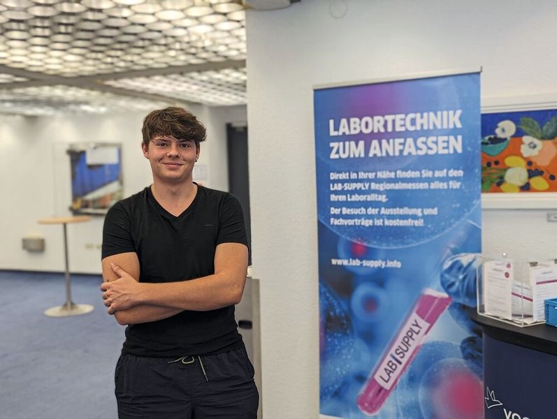 Besucherstimmen der LAB-SUPPLY Innsbruck 2024 Matthias Riesch, AMW GmbH  „Es ist cool, hier so viele verschiedene Sachen erklärt zu bekommen an den Ständen. Viele moderne Analysengeräte werden vorgestellt und die Vorträge waren für mich auch toll.“  (Bild: VCG – Lüttmann)