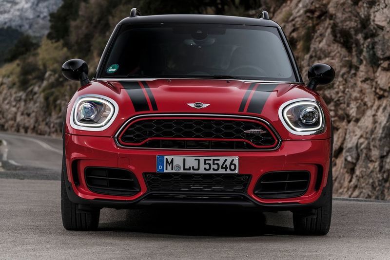 Zur Serienausstattung des Mini Countryman JCW gehören unter anderem LED-Scheinwerfer. (Mini)
