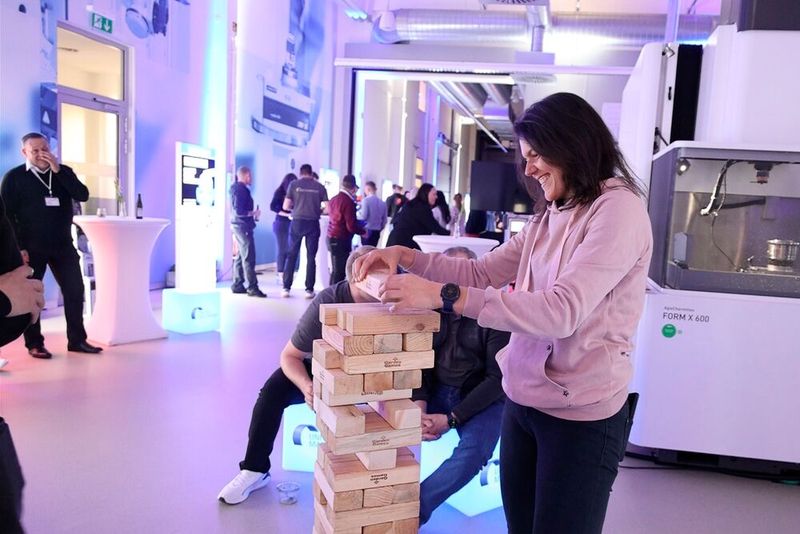 Beim Erodieren von Holz muss selbst United Machining passen - aber mit Geschicklichkeitsspielen und einigen Attraktionen brachten die Veranstalter bei der Abendveranstaltung die Teilnehmer untereinander ins Gespräch. Ein wertvoller Austausch, der nicht zu unterschätzen ist (Bild: Maschinenmarkt/rw)