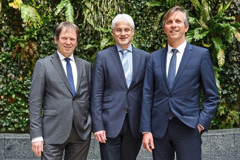 v.l.: Hans-Martin Henning (Institutsleiter Fraunhofer ISE), Clemes Hoffmann (Institutsleiter Fraunhofer IEE), Mario Ragwitz (Stellvertr. IL, Fraunhofer ISI) (Fraunhofer)