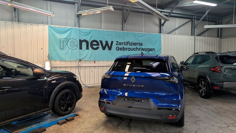In der „Renew Factory“ in Duisburg bereitet Renault Gebrauchtwagen nach einer 150-Punkte-Checkliste auf.(Bild:  Simon – VCG)
