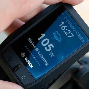 Ebenfalls aus der Halterung herausnehmen lässt sich das Kiox-Display, das neben vielen Funktionen auch eine feine Grafik bietet.(Bild:  sp-x / Mario Hommen)