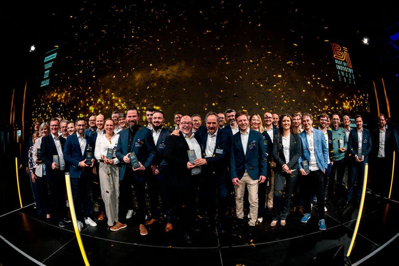 So sehen Sieger aus! Die Gewinner des Best of Industry Awards feiern die Auszeichnung.(Bild:  MM Maschinenmarkt / Human)
