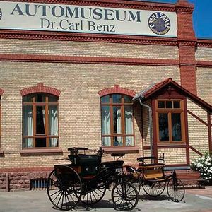 In Mannheim entwickelte Carl Benz seinen Motorwagen. Seine Versuchsfahrten führten ihn oft nach Ladenburg, wo er 1905 das Anwesen am heutigen Dr. Carl Benz-Platz erwarb. Draußen vor den Toren der Stadt entstand zur gleichen Zeit die Fa. C. Benz Söhne, in der sich seit 2004 das Automuseum Dr. Carl Benz befindet.(Foto:  Automuseum Dr. Carl Benz)