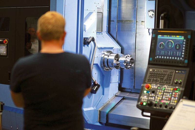 Das Werk in Seongju, der zweite Ausstellungsort der DIMF, wurde mit einer Produktionsinfrastruktur ausgestattet, die für großformatige Werkzeugmaschinenmodelle für Branchen wie die Öl-, Gas- und Luftfahrtindustrie optimiert ist. Ausgestellt wurden Großmaschinen für die Bearbeitung großer Teile, darunter das vertikale Drehzentrum mit Stößel, das für die Luft- und Raumfahrtindustrie optimiert ist, die Mehrzweck-Brückenfräse für Anwendungen wie die Bearbeitung von Formen und ein Bearbeitungszentrum für spezielle Anwendungen, bei denen die Reibrührschweißtechnik zum Einsatz kommt. (Bild: DN Solutions)