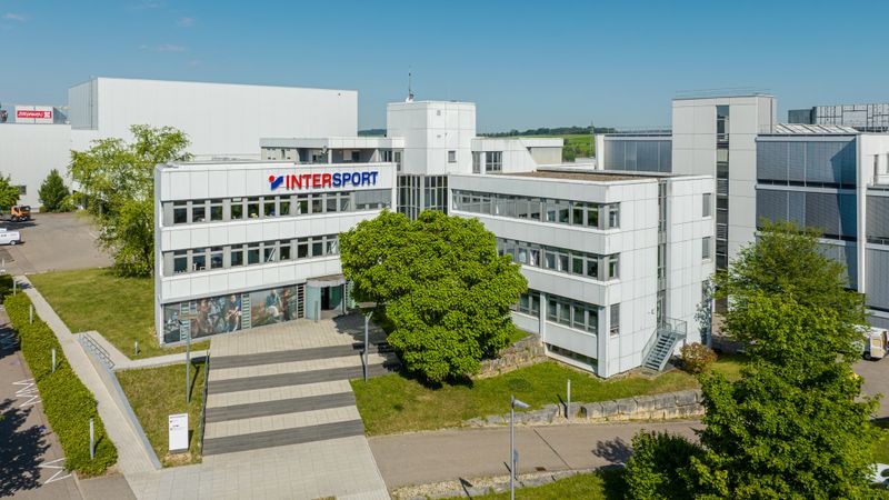 Die  neue 2,2-MWp-Photovoltaikanlage von SolarEdge versorgt die Intersport Deutschland-Zentrale, das Logistikzentrum sowie die Eventlocation „redblue“ in Heilbronn mit Solarstrom.(Bild:  Intersport)