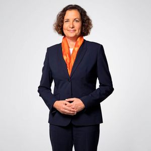 Wacker hat Angela Wörl für weitere fünf Jahre als Mitglied des Vorstands und Arbeitsdirektorin bestätigt. (Bild:  Wacker)