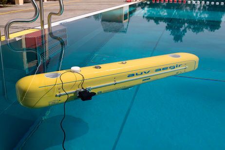 Das autonome U-Boot AUV Aegir absolvierte in einer Schwimmhalle seinen ersten Tauchgang ohne Steuerung von außen.  (Geomar/Lukas Wernicke)