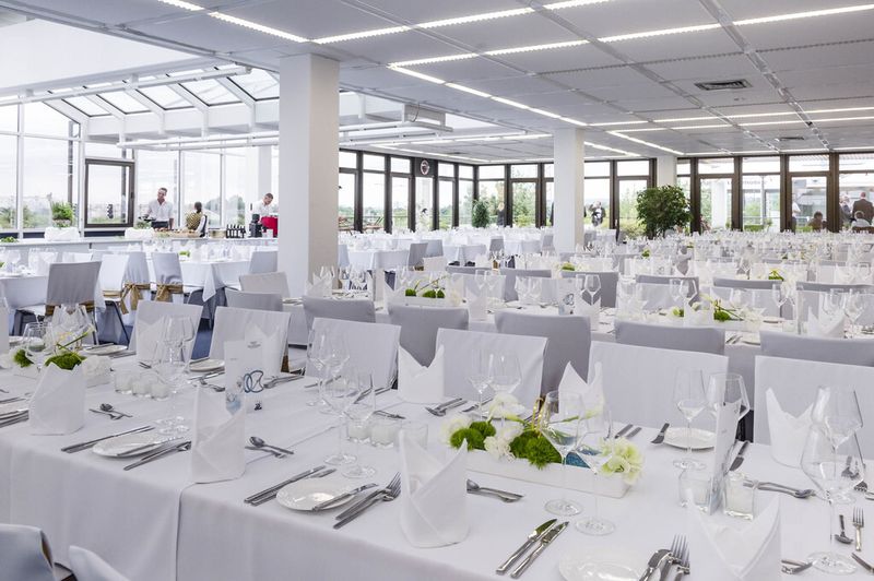 Ein Slow-Food-Buffet in feierlichem Rahmen rundete den ersten Veranstaltungstag ab. (Bild: Trelleborg)