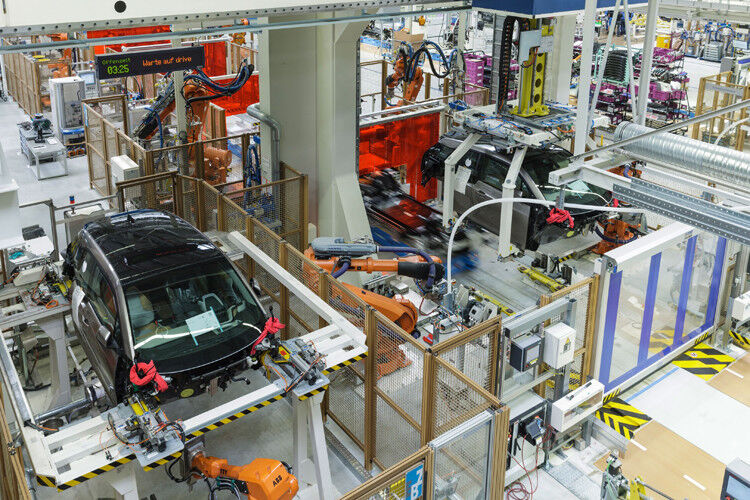 Die Arbeit erledigen zu 80 Prozent vollautomatisierte Fertigungs-Roboter. (Foto: BMW)