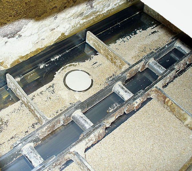 Feuchtemessung von Schweinemastfutter in einem Trogkettenförderer. (Bild: Mütec)