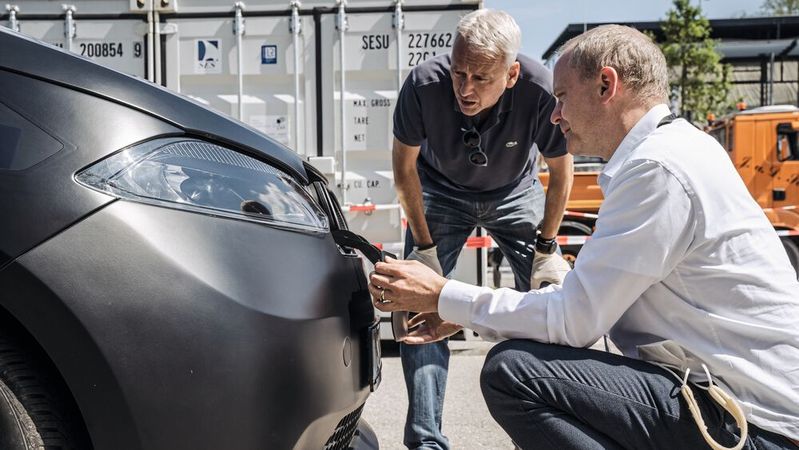 Der E-Auto-Kunde von morgen muss stärker als bisher vom Produkt BEV überzeugt werden. Immerhin ist nur jeder fünfte Kunde ein strikter E-Auto-Verweigerer.(Bild:  Sono Motors)