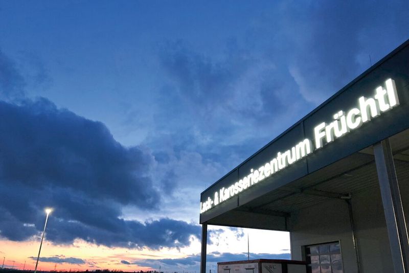 Daneben betreibt die Familie Früchtl auf dem 12.000 Quadratmeter großen Areal ein Lack- und Karosseriezentrum, ...  (Bild: Früchtl)