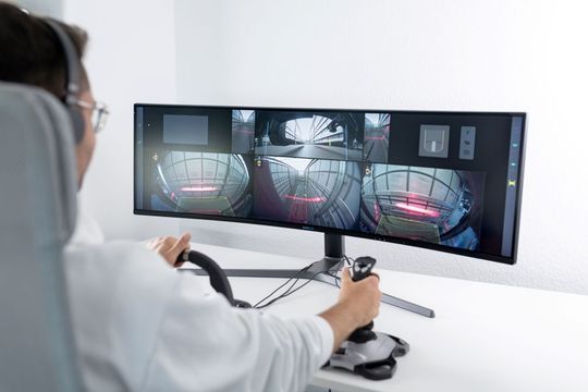 Automatisierung im Gabelstapler-Betrieb: Die Fahrzeugführer bei DB Schenker steuern die Fahrzeuge in Kassel aus der Distanz.(Bild:  DB Schenker)