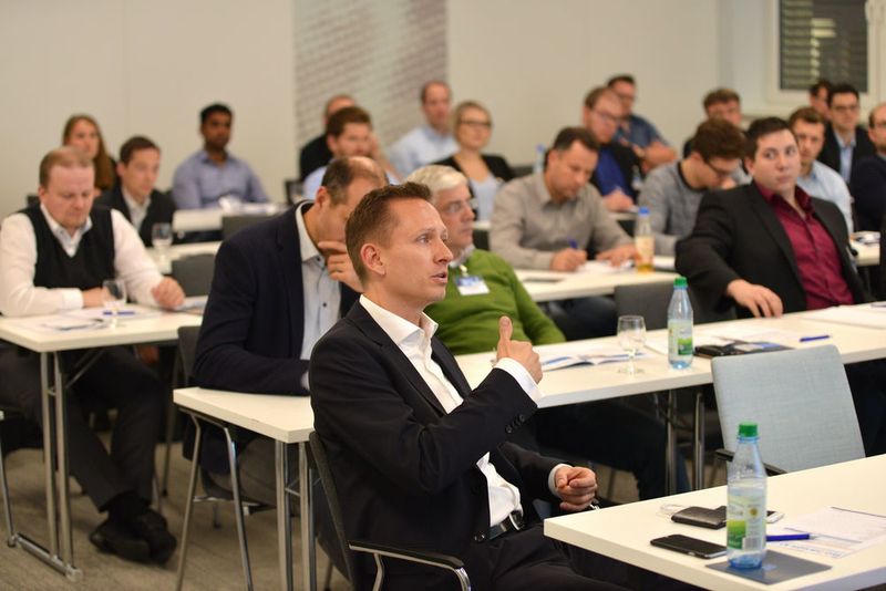 Auf dem Anwenderkongress „Produktion 4.1 - Vom 4.0 Hype zum Handeln“ am 7. November 2017 im Vogel Convention Center Würzburg haben die Teilnehmer gelernt, welche Excellence-Lösungen Industrie 4.0 für die Optimierung von Produktion und Instandhaltung bieten. (Vogel Business Media)