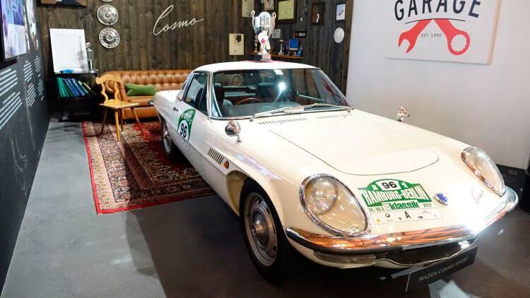 Den 110 S Cosmo Sport baute Mazda von 1967 bis 1972 in gerade einmal 1.176 Exemplaren und ausschließlich als Rechtslenker. Er war noch vor dem NSU Ro 80 der erste Serienwagen mit einem Zweischeiben-Wankelmotor. Dieser leistete 94 kW/128 PS, beschleunigte den Cosmo Sport in 8,8 Sekunden auf 100 km/h und machte ihn 200 km/h schnell. (Bild: Dominsky/»kfz-betrieb«)