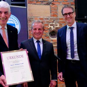 Besondere Ehre für Michael Kraft (v.l.) der von ZDK-Präsident Thomas Peckruhn und im Beisein von Joachim Kuhn, Geschäftsführer des hessischen Kfz-Gewerbes, mit der goldenen Ehrennadel des ZDK ausgezeichnet wurde.(Bild:  Zietz- VCG)