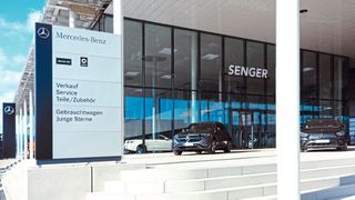 Neuer Standort in neuer Markenarchitektur: Die Senger-Gruppe investiert derzeit in verschiedene Neubauten in Hessen 25 Millionen Euro. Der Mercedes-Benz-Betrieb in Oberursel wurde dieser Tage bereits eröffnet. (Bild: Auto-Senger)
