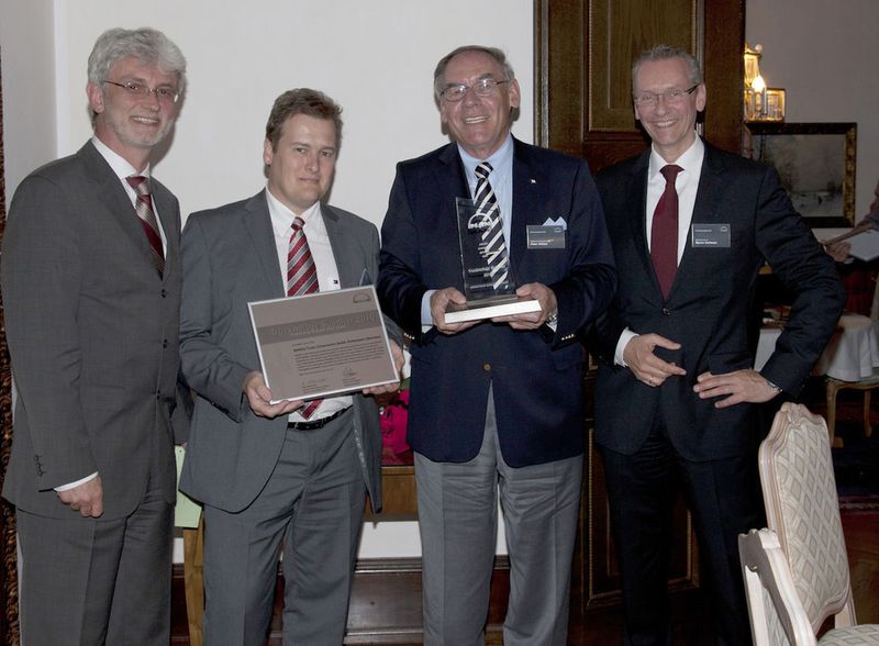 Michael Kramer, Teamleiter des Kundencenters bei Samag Truck Components und Geschäftsführer Peter Heiden nehmen den  “Trucknologie Supplier Award” entgegen.  (Bild: www.spichowski.de)