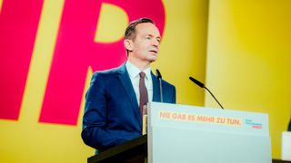 Volker Wissing ist sich offenbar doch noch nicht ganz so sicher, welchen Weg er in der Antriebsfrage einschlagen möchte. (a. o. Bundesparteitag 2021 / Freie Demokraten / CC BY-ND 2.0)