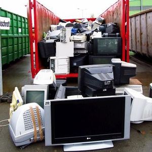 Elektronikschrott: Ein Ziel der ElektroG ist die Rücknahme und umweltverträgliche Entsorgung von Elektro- und Elektronikgeräten.(Bild:  Karl-Heinz Laube, pixelio.de)