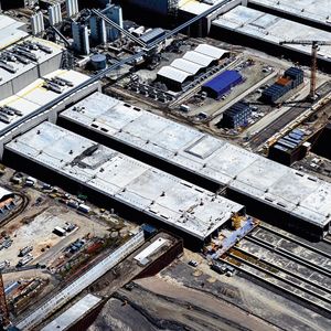 Auf insgesamt fünf Linien werden im dänischen Rødbyhavn auf Lolland 79 gigantische Standard Tunnelelemente betoniert, die bei rund 220 m Länge und 43 Breite jeweils über 73 000 t wiegen.(Bild:  Femern)