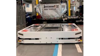 Hier sieht man einen Dimos-Intrac bei der Arbeit im Flughafenbereich in Dubai. Er gilt als der erste vollautomatisierte Pallet Mover, der das ULD-Handling optimiert. Dieses System und der X-Way-Transporter brachten dem Unternehmen den begehrten Tlme-Award. (Bild: Dimos Fzco)