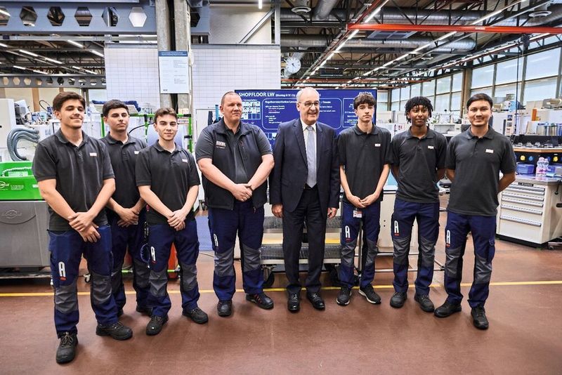 Bundespräsident Guy Parmelin zusammen mit Lernenden und Mitarbeitenden der Agathon AG in Bellach beim «Tag des Familienunternehmens». (Bild: Agathon AG)