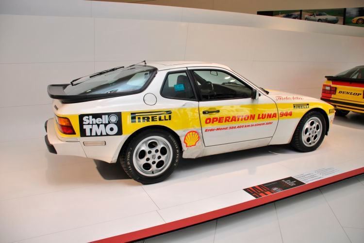 Im 190 PS starken 944 S fuhr ein Porsche-Fan 1987 die „Operation Luna“: In zwölf Monaten die Strecke zum Mond und zurück. 384.405 Kilometer waren das – und weil Gerhard Plattner die Distanz schon nach 258 Tagen geschafft hatte, fuhr er einfach weiter und machte gleich die halbe Million Kilometer voll.  (Foto: Dominsky)