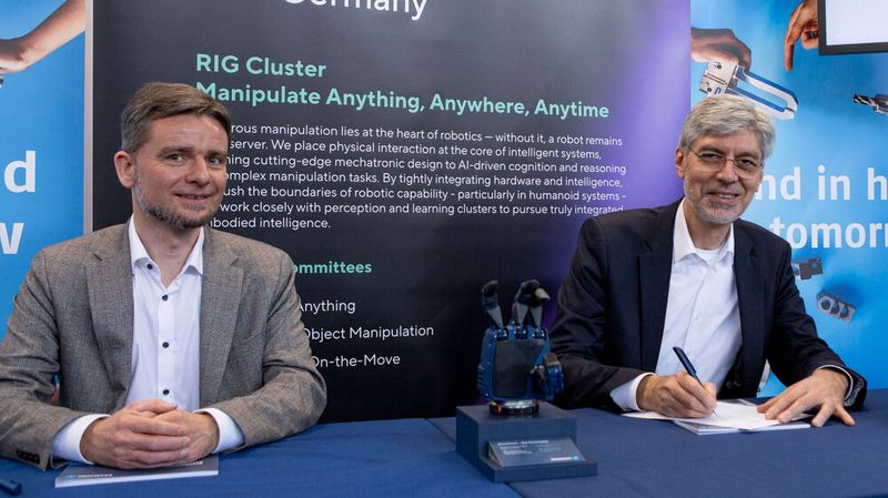 Mit der Unterzeichnung einer Absichtserklärung auf der German Robotics Conference 2026 in Köln setzen Timo Gessmann (CTO Schunk) und Alin Albu-Schäffer (Institutsdirektor DLR-Institut für Robotik und Mechatronik) ein gemeinsames Zeichen.(Bild:  © RIG / DLR / BMFTR. All rights reserved)