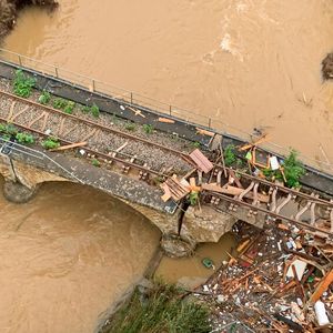 Besonders gravierend sind die Schäden durch die Unwetterkatastrophe im Westen Deutschlands aus Sicht der Bahn an rund 50 Brücken.(Bild:  Deutsche Bahn)