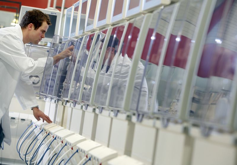 Fresenius Medical Care ist Anbieter von Produkten und Dienstleistungen für Menschen mit chronischem Nierenversagen. Seine Dialysegeräte der Serie 5008 produziert das Unternehmen in Schweinfurt. (Bild: Fresenius)