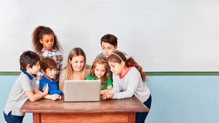 „Dies ist für die politisch Verantwortlichen ein Armutszeugnis nach mehr als 20 Monaten Pandemie. Die Schulen müssen unbürokratischer, schneller und besser ausgestattet werden“, sagte Susanne Lin-Klitzing, die Bundesvorsitzende des Philologenverbands, der die Gymnasiallehrer vertritt (© Robert Kneschke – stock.adobe.com)